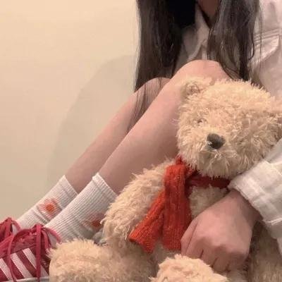 乐坛天后深夜密会神秘女子，本人沉默不回应，一个月引热议